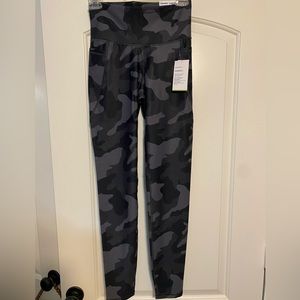 Old Navy black and gray camo elevate leggings.